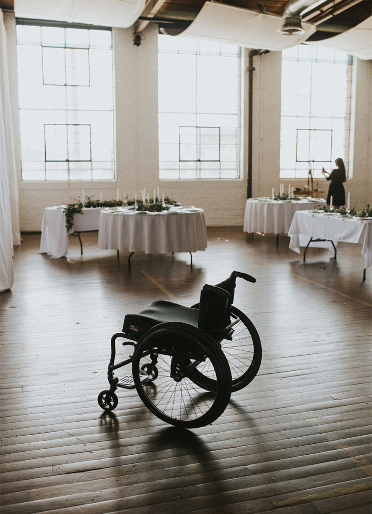 Jaquie Goncher, 25 anos, estava paralisada do pescoço para baixo desde os 17 anos. Porém, surpreendeu a todos ao caminhar até o altar no dia de seu casamento