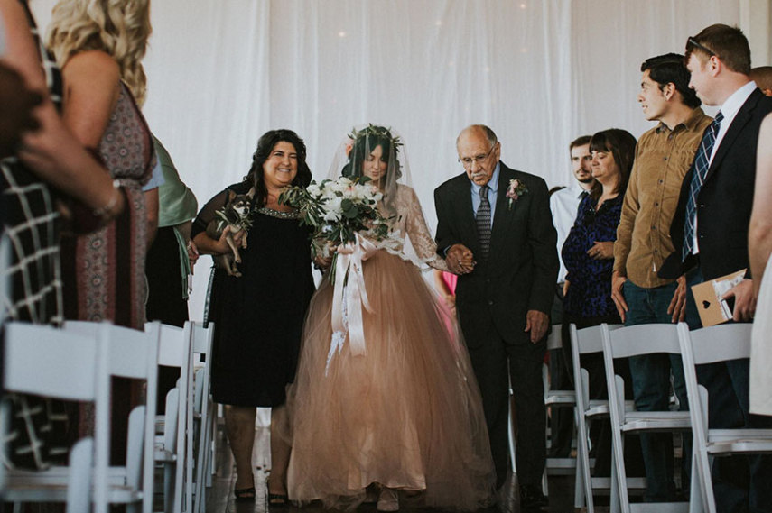 Jaquie Goncher, 25 anos, estava paralisada do pescoço para baixo desde os 17 anos. Porém, surpreendeu a todos ao caminhar até o altar no dia de seu casamento