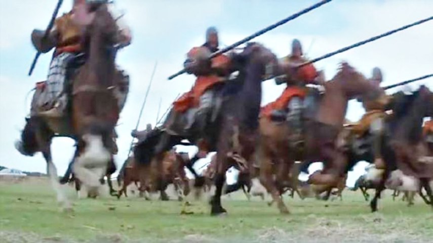 O que pode ser mais rápido que o cavalo de William Wallace? Um carro! Exatamente, no filme protagonizado por Mel Gibson em uma batalha aparece ao fundo. Repare no canto esquerdo