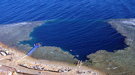 Localizado no Mar Vermelho, na península do Sinai, no Egito, este buraco tem 130m de profundidade e é um dos mais perigosos. Apesar de ser aberto para mergulho recreativo dos turistas, vários mergulhadores morreram tentando conhecê-lo melhor, especialmente quando foram desbravar o “The Arch”, um túnel horizontal escuro que faz parte da formação deste buraco. 