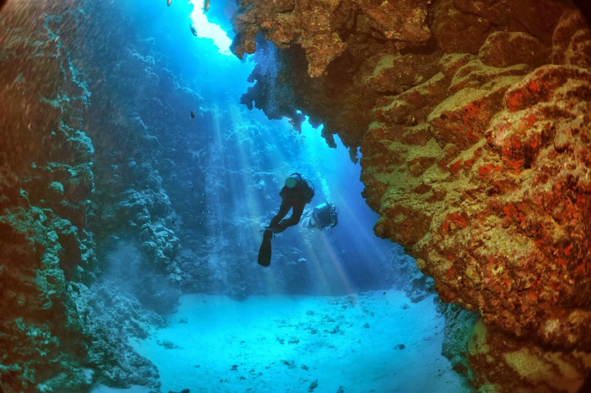 Localizado no Mar Vermelho, na península do Sinai, no Egito, este buraco tem 130m de profundidade e é um dos mais perigosos. Apesar de ser aberto para mergulho recreativo dos turistas, vários mergulhadores morreram tentando conhecê-lo melhor, especialmente quando foram desbravar o “The Arch”, um túnel horizontal escuro que faz parte da formação deste buraco. 