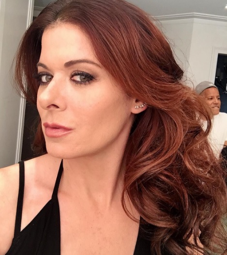 Debra Messing usa um creme à base de veneno de cobra, que relaxa os músculos dos olhos e evita as rugas. É um substituto do botox