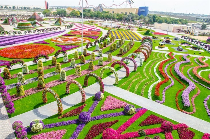 São 45 milhões de flores espalhadas ao longo de 72 mil metros quadrados exibidas em várias esculturas e muitos designs diferentes