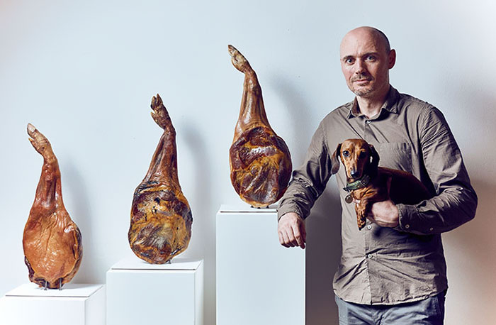 O artista e designer Dominic Wilcox abriu a primeira exposição de arte do mundo que é destinada aos cachorros em Londres, na Inglaterra