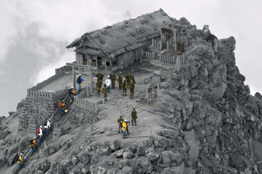 Um templo coberto de cinzas do vulcão Ontake, no Japão