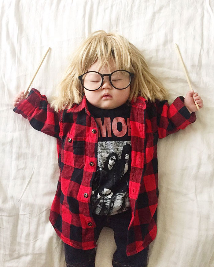 Enquanto Joey Marie, de 4 meses, dorme, a mãe veste a criança dos mais variados personagens e transforma o bebê no cosplayer mais fofo que a internet já viu