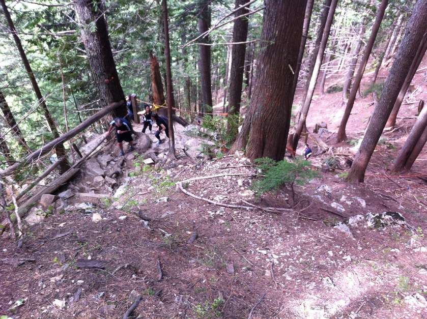  Perto de Vancouver, há uma curta trilha conhecida como Grouse Grind. É uma das mais íngrimes do mundo. É subir de 0 a 1000 metros em menos de 3 km. Em uma parte, é preciso subir 2.830 degraus. Aventureiros costumam se perder e o resgate trabalha bastante para resgatá-los