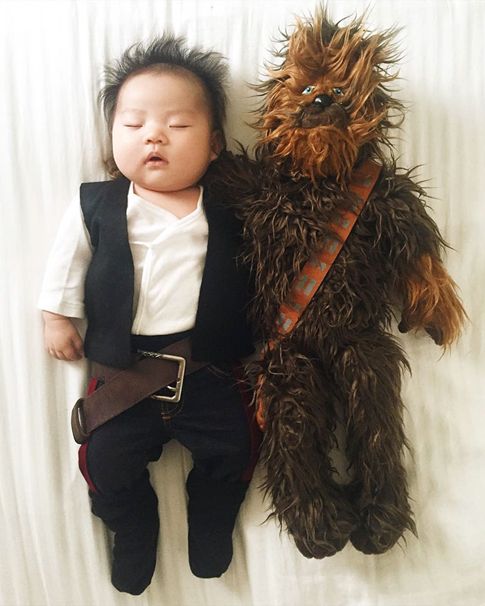 Enquanto Joey Marie, de 4 meses, dorme, a mãe veste a criança dos mais variados personagens e transforma o bebê no cosplayer mais fofo que a internet já viu