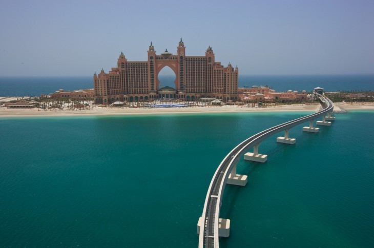 O Hotel Atlantis é um hotel e resort luxuoso localizado na ílha de Palm Jumeirah, Dubai. Conta com um aquário gigante dentro dele