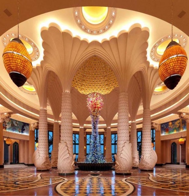 O Hotel Atlantis é um hotel e resort luxuoso localizado na ílha de Palm Jumeirah, Dubai. Conta com um aquário gigante dentro dele