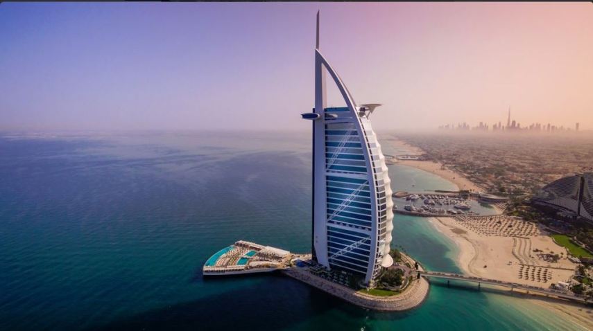 O hotel mais luxuoso do mundo que é o prédio símbolo de Dubai. É o único hotel 7 estrelas do mundo. Para conhecer o hall do hotel, que é de ouro, é necessário desembolsar 'apenas' US$ 75,00 (R$ 242 reais) por pessoa