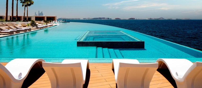 O hotel mais luxuoso do mundo que é o prédio símbolo de Dubai. É o único hotel 7 estrelas do mundo. Para conhecer o hall do hotel, que é de ouro, é necessário desembolsar 'apenas' US$ 75,00 (R$ 242 reais) por pessoa