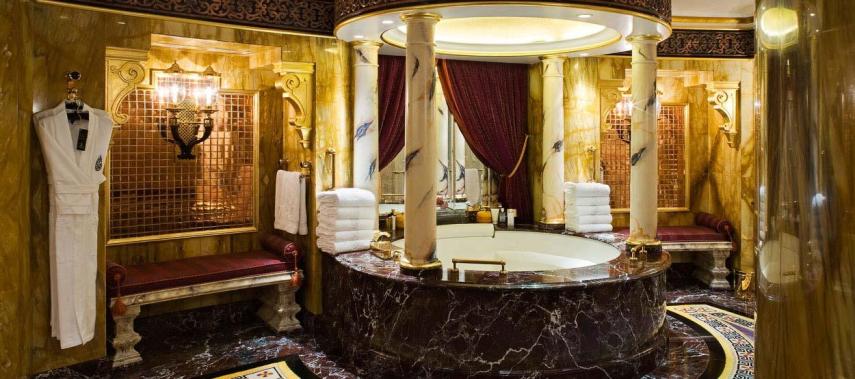 O hotel mais luxuoso do mundo que é o prédio símbolo de Dubai. É o único hotel 7 estrelas do mundo. Para conhecer o hall do hotel, que é de ouro, é necessário desembolsar 'apenas' US$ 75,00 (R$ 242 reais) por pessoa