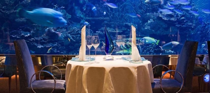 O hotel mais luxuoso do mundo que é o prédio símbolo de Dubai. É o único hotel 7 estrelas do mundo. Para conhecer o hall do hotel, que é de ouro, é necessário desembolsar 'apenas' US$ 75,00 (R$ 242 reais) por pessoa