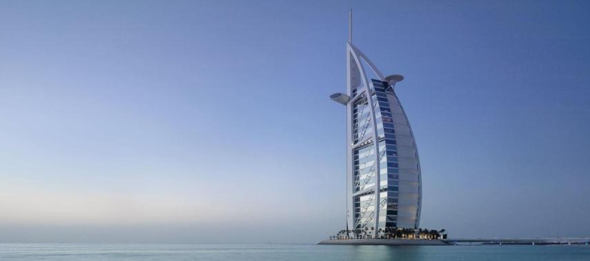 O hotel mais luxuoso do mundo que é o prédio símbolo de Dubai. É o único hotel 7 estrelas do mundo. Para conhecer o hall do hotel, que é de ouro, é necessário desembolsar 'apenas' US$ 75,00 (R$ 242 reais) por pessoa