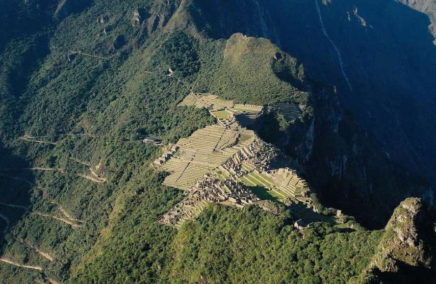 Ver Machu Picchu do topo da montanha Huayna Picchu é lindo. Porém, a trilha é considerada uma das mais difíceis e perigosas do mundo. O caminho, que é íngrime e cheio de perigos, é reservado para um número limitado de turistas diariamente. As escadarias construídas pelos Incas são escorregadias. Principalmente, na descida!