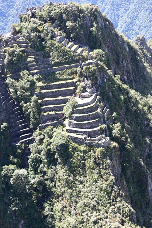 Ver Machu Picchu do topo da montanha Huayna Picchu é lindo. Porém, a trilha é considerada uma das mais difíceis e perigosas do mundo. O caminho, que é íngrime e cheio de perigos, é reservado para um número limitado de turistas diariamente. As escadarias construídas pelos Incas são escorregadias. Principalmente, na descida!