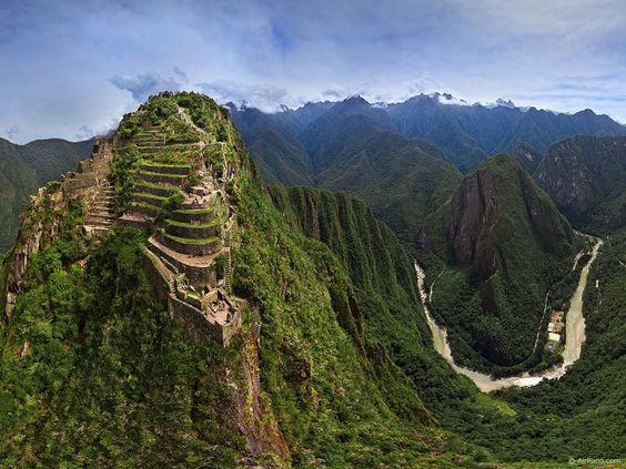 Ver Machu Picchu do topo da montanha Huayna Picchu é lindo. Porém, a trilha é considerada uma das mais difíceis e perigosas do mundo. O caminho, que é íngrime e cheio de perigos, é reservado para um número limitado de turistas diariamente. As escadarias construídas pelos Incas são escorregadias. Principalmente, na descida!