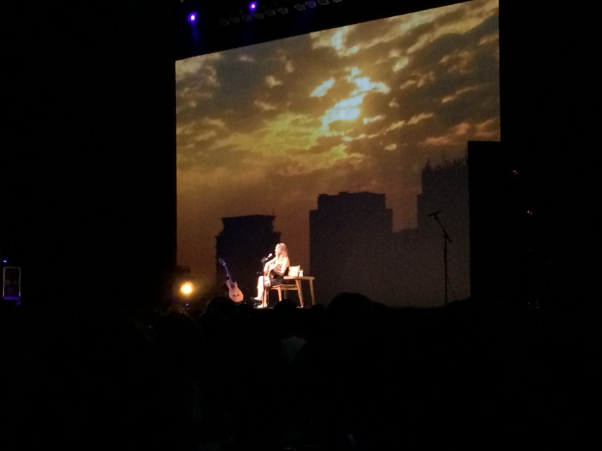 Prestes a completar 24 anos, cantora sobe ao palco pela primeira vez após ser mãe e faz setlist recuperando seus maiores sucessos, canções da 'Banda do Mar' e também clássicos do samba, estilo musical que vai aparecer muito em seu próximo disco programado para ser lançado no ano que vem