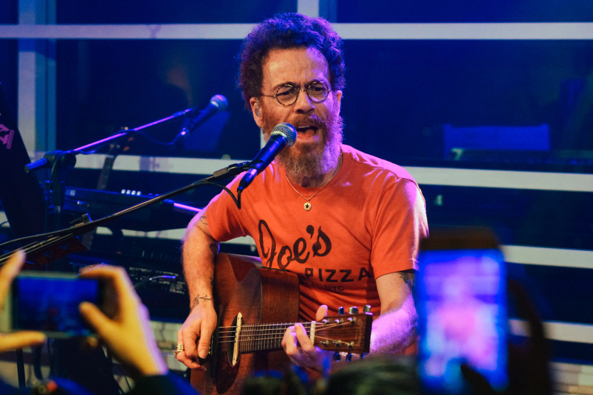 Nando Reis se apresenta na festa de lançamento do Virgula.Mix