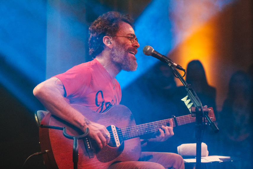 Nando Reis se apresenta na festa de lançamento do Virgula.Mix