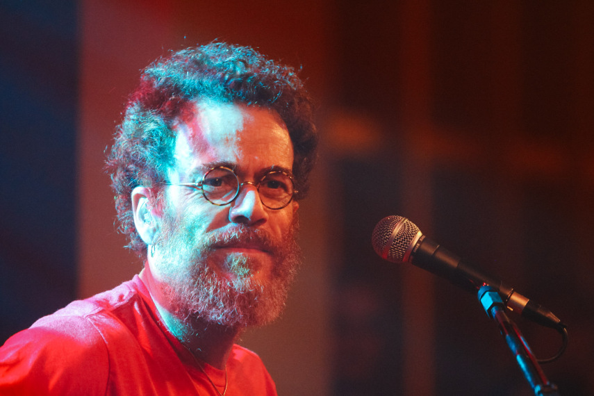 Nando Reis se apresenta na festa de lançamento do Virgula.Mix