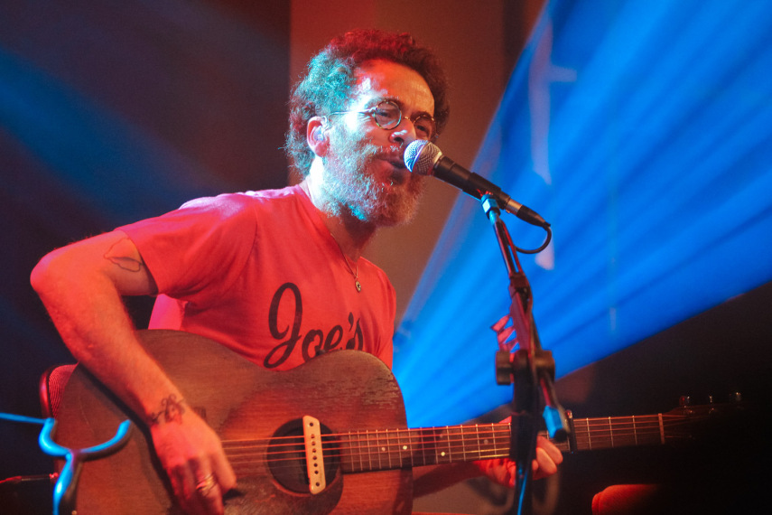 Nando Reis se apresenta na festa de lançamento do Virgula.Mix