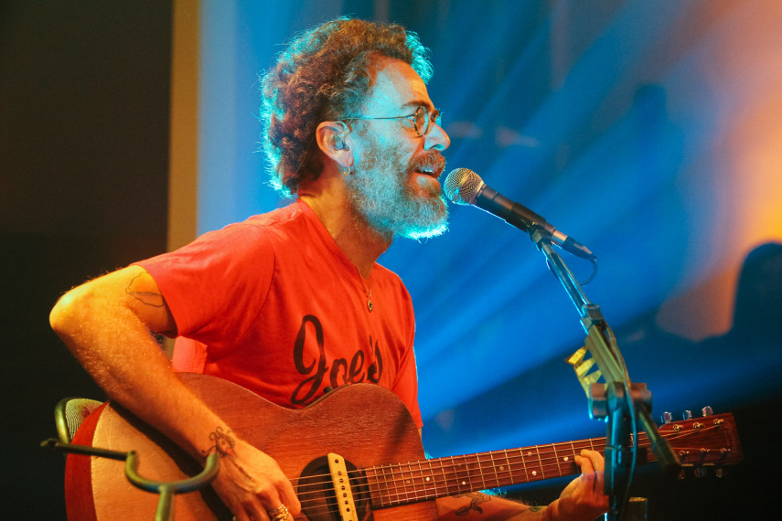 Nando Reis se apresenta na festa de lançamento do Virgula.Mix