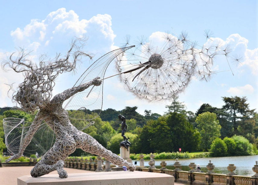 Dramatic Fairy Dancing With Dandelion, de Robin Wight