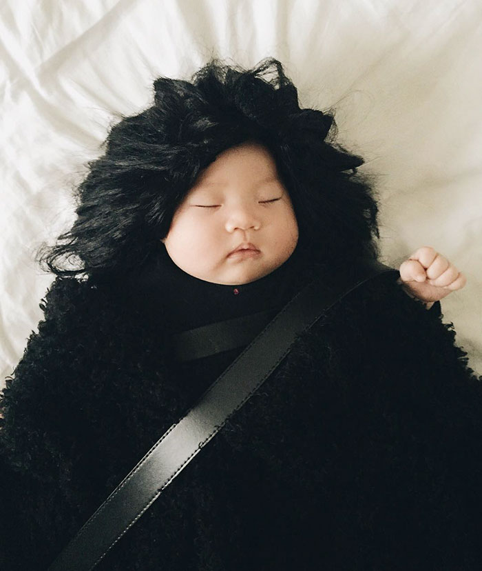 Enquanto Joey Marie, de 4 meses, dorme, a mãe veste a criança dos mais variados personagens e transforma o bebê no cosplayer mais fofo que a internet já viu