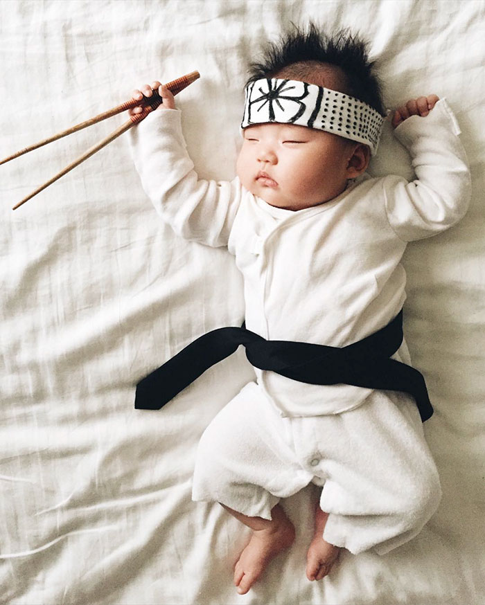 Enquanto Joey Marie, de 4 meses, dorme, a mãe veste a criança dos mais variados personagens e transforma o bebê no cosplayer mais fofo que a internet já viu