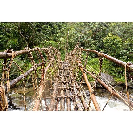 A trilha foi palco de batalhas entre soldados japoneses e australianos na 2ª Guerra Mundial. Aventureiros levam 11 dias para percorrer 100 km até o vilarejo de Kokada, partindo de Port Moresby. O calor é extremo e a chance de ficar doente é enorme