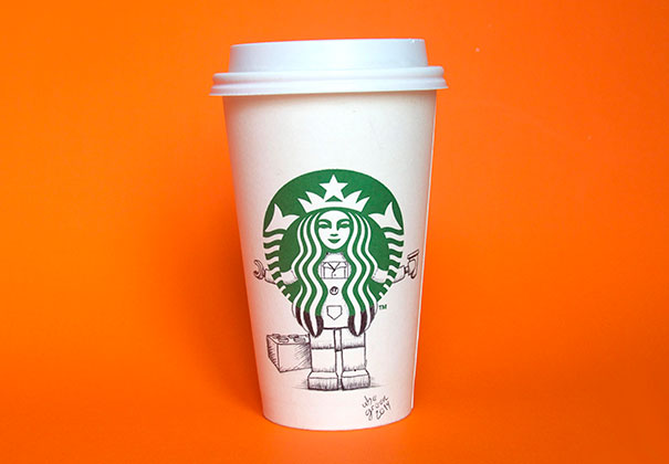 O ilustrador Abe Green resolveu desenhar no copo em que tinha acabado de tomar café e começou uma série incrível de ilustrações chamada A Vida Secreta da Sereia do Starbucks