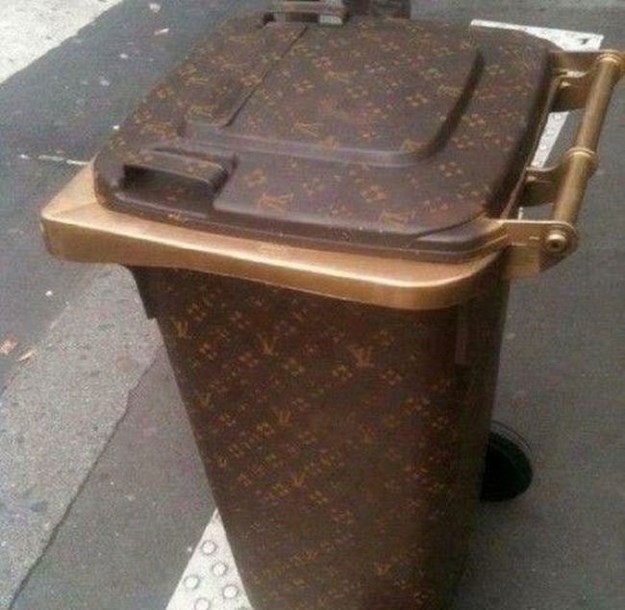 Que tal uma lixeira com estampa Louis Vuitton?