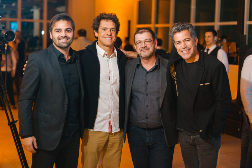Wagner Tirapani (Comercial do Virgula), André Cais (Diretor de Mídia da F/Nazca), Douglas Nascimento (Comercial do Grupo Mix) e Luiz Calainho (sócio-proprietário do Virgula)