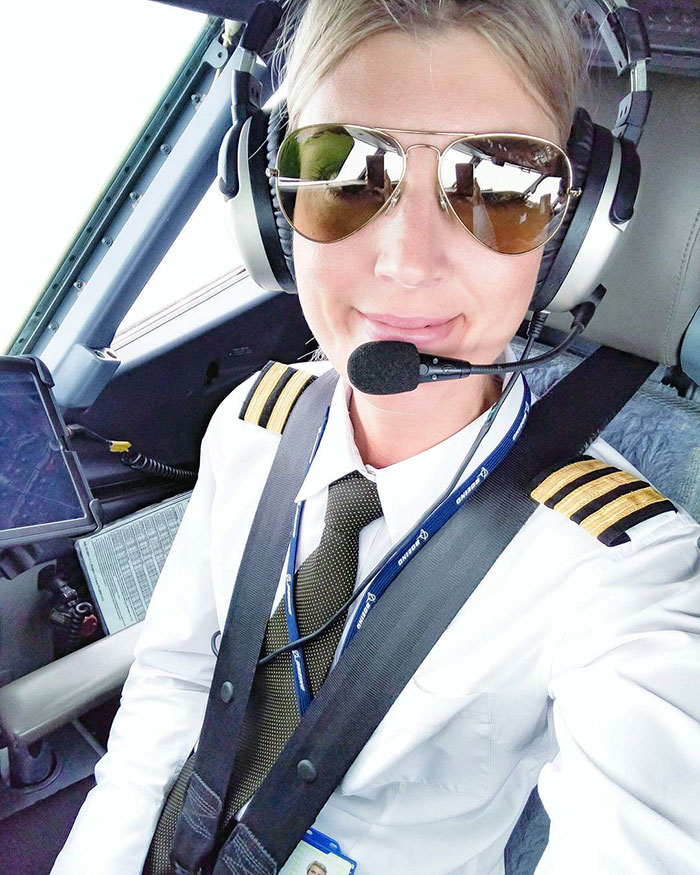 Maria Pettersson é sueca e pilota aviões para a Ryanair. Ela faz sucesso na internet por suas fotos fazendo yoga em praias paradisíacas