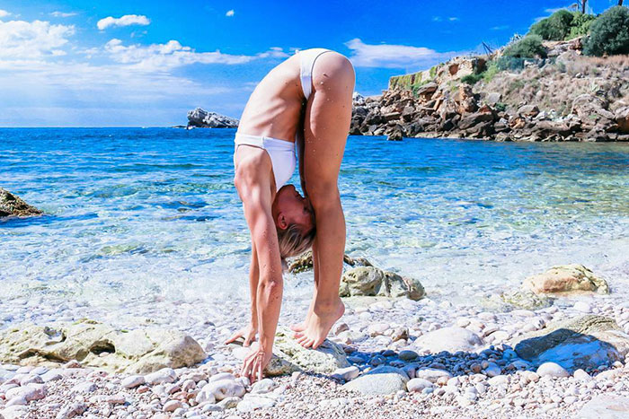 Maria Pettersson é sueca e pilota aviões para a Ryanair. Ela faz sucesso na internet por suas fotos fazendo yoga em praias paradisíacas