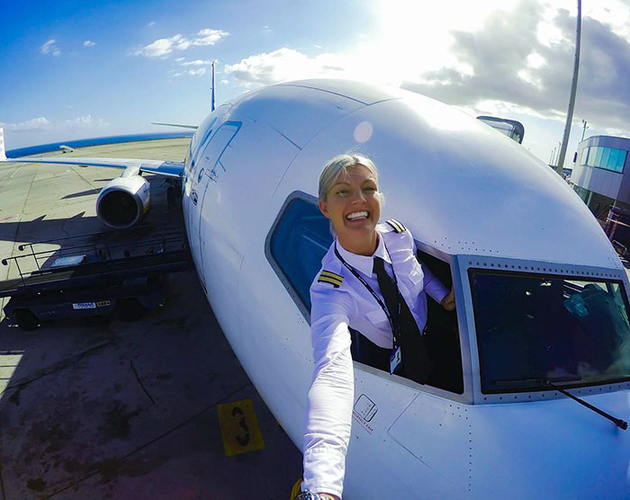 Maria Pettersson é sueca e pilota aviões para a Ryanair. Ela faz sucesso na internet por suas fotos fazendo yoga em praias paradisíacas