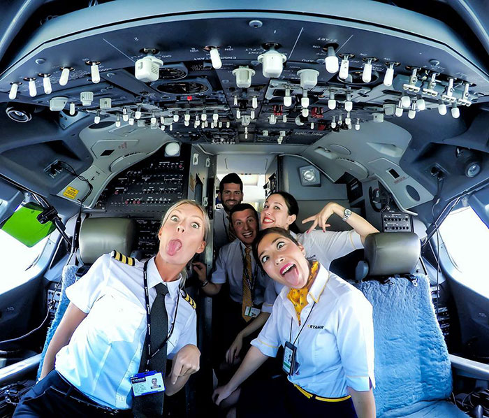 Maria Pettersson é sueca e pilota aviões para a Ryanair. Ela faz sucesso na internet por suas fotos fazendo yoga em praias paradisíacas