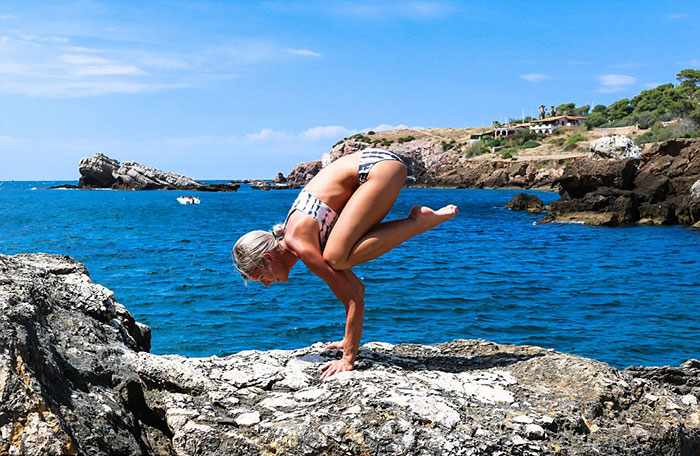 Maria Pettersson é sueca e pilota aviões para a Ryanair. Ela faz sucesso na internet por suas fotos fazendo yoga em praias paradisíacas