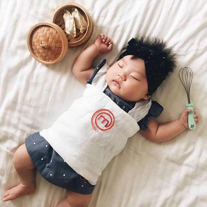Enquanto Joey Marie, de 4 meses, dorme, a mãe veste a criança dos mais variados personagens e transforma o bebê no cosplayer mais fofo que a internet já viu