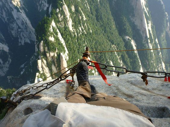 Talvez esse seja o destino mais conhecido da lista. Para quem gosta de trilhas difíceis, temos aqui nossa campeã. São cinco picos que recebem turistas para trilhas. A mais assustadora é a da montanha sul. São escadarias verticais e madeiras estreitas à beira de precipícios. A segurança dos aventureiros fica por conta de correntes de aço nas pedras