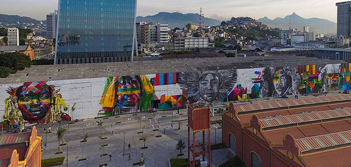 O mural criado por Eduardo Kobra no Píer Mauá, no Rio de Janeiro, tem 30 mil metros quadrados e 15 metros de altura. As 5 faces retratadas fazem referência a diversidade cultural presente nas Olimpíadas