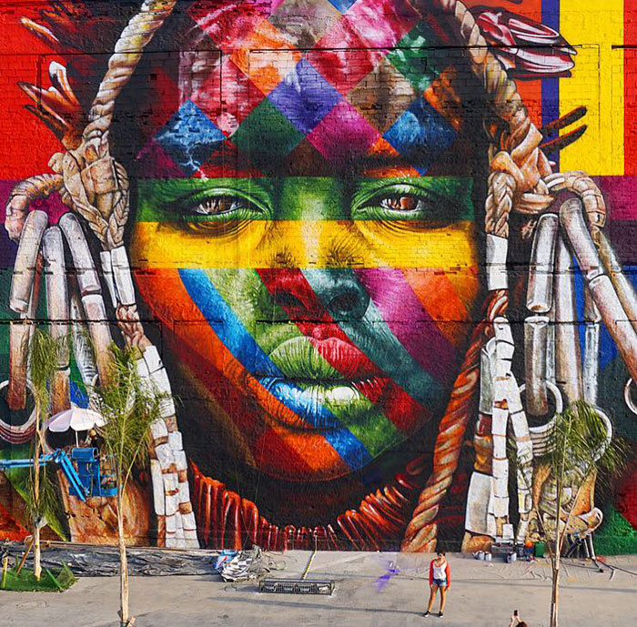 O mural criado por Eduardo Kobra no Píer Mauá, no Rio de Janeiro, tem 30 mil metros quadrados e 15 metros de altura. As 5 faces retratadas fazem referência a diversidade cultural presente nas Olimpíadas