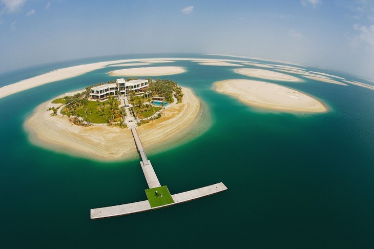 Dubai adora criar ilhas artificiais! O arquipélago é formado por três ilhas artificiais em forma de palmeiras, a Palm Jumeirah , a Palm Jebel Ali e a Palm Deira, e, uma ilha em formato do mapa-múndi, conhecida como The World 