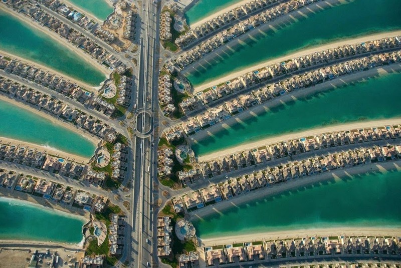 Dubai adora criar ilhas artificiais! O arquipélago é formado por três ilhas artificiais em forma de palmeiras, a Palm Jumeirah , a Palm Jebel Ali e a Palm Deira, e, uma ilha em formato do mapa-múndi, conhecida como The World 