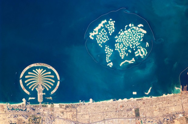 Dubai adora criar ilhas artificiais! O arquipélago é formado por três ilhas artificiais em forma de palmeiras, a Palm Jumeirah , a Palm Jebel Ali e a Palm Deira, e, uma ilha em formato do mapa-múndi, conhecida como The World 