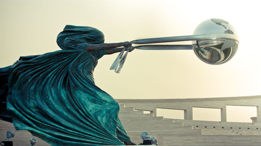 O escultor Lorenzo Quinn espalhou diversas escultras 'The Force Of Nature' pelo mundo. Da Inglaterra e Estados Unidos até Mônaco e Singapura tem uma dessas. Cada uma é diferente da outra
