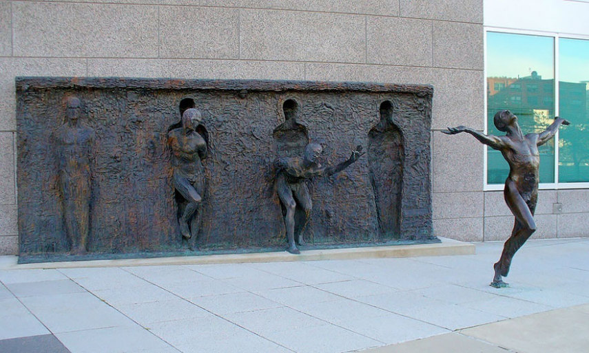 Break Through From Your Mold, de Zenos Frudakis