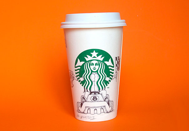 O ilustrador Abe Green resolveu desenhar no copo em que tinha acabado de tomar café e começou uma série incrível de ilustrações chamada A Vida Secreta da Sereia do Starbucks